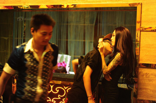 Tại quán bar, nơi Zhou làm việc hai người thể hiện tình yêu cho nhau một cách công khai. (Zhou lúc này đang đội tóc giả).