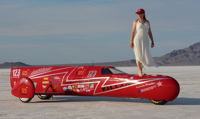 Chiếc xe điện của vợ chồng cô Eva Håkansson (33 tuổi, Thụy Điển) vừa lập kỷ lục mô tô chạy nhanh nhất thế giới với vận tốc 434 km/h.