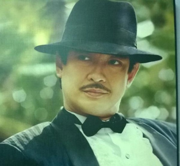 Vai diễn Nguyễn Thành Luân với khuôn mặt nam tính và giọng nói trầm ấm trong bộ phim 'Ván bài lật ngửa' giúp tên tuổi của Chánh Tín nổi như cồn vào thập niên 80.