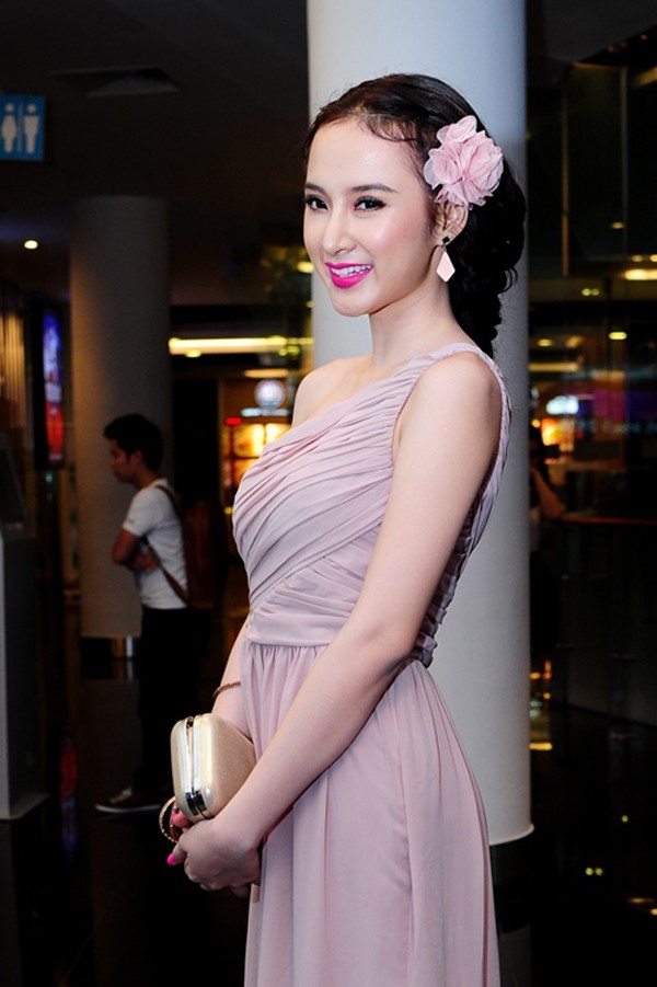 Angela Phương Trinh cũng từng chuộng những kiểu tóc tết điệu đà tôn lên nét yêu kiều cho người đẹp.