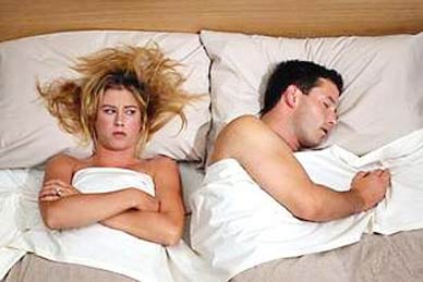 Ngủ ngáy. Ngáy ngủ ở nam giới, nếu liên quan đến bệnh béo phì và testosterone thấp, thường là dấu hiệu của rối loạn giấc ngủ, còn được gọi là hội chứng ngưng thở khi ngủ. Ngủ ngưng thở cũng sẽ gây ra tình trạng lảo đảo lúc thức. Khi bạn đã có mức độ testosterone thấp, lại chịu sự mệt mỏi mãn tính do thiếu ngủ, lượng testosterone của bạn sẽ tiếp tục giảm và bạn sẽ có rất ít hoặc thậm chí không có năng lượng cho tình dục, dễ mắc bệnh yếu sinh lý ở nam.