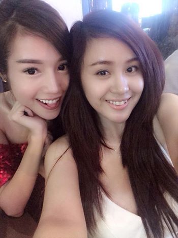 Bộ đôi hotgirl Elly Trần - Bà Tưng đi chơi cùng nhau.
