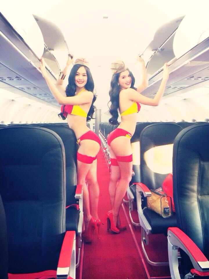 Ngọc Trinh và Linh Chi gấy sốc khi diện bikini hai mảnh, chụp hình quảng cáo cho một hãng máy bay tư nhân.