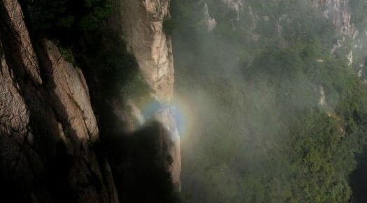 Một quầng sáng lạ xuất hiện trên một núi thuộc dãy Hoàng Sơn (thuộc tỉnh An Huy, Trung Quốc) vào ngày 16/9.