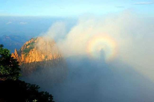 Không chỉ ở dãy Hoàng Sơn, núi Nga Mi cũng có hiện tượng 'hào quang Phật tổ' xuất hiện.