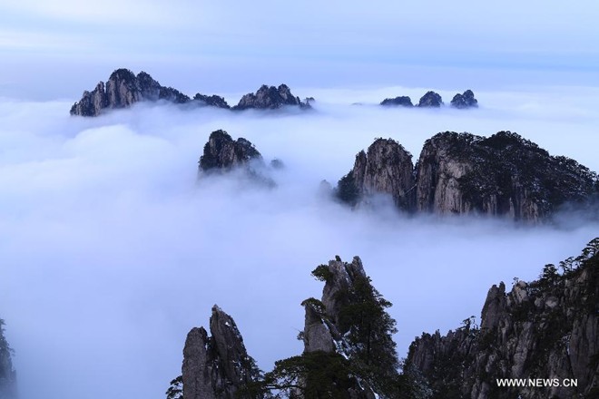 Dãy núi Hoàng Sơn nổi tiếng vì có cảnh quan đẹp, nằm bên các vách đá, đỉnh núi đá granite có hình dạng khác thường.