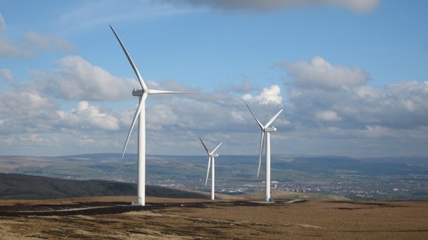 Cánh đồng điện gió lớn nhất ở Anh là Cánh đồng gió Scout Moor, với 26 tua-bin gió trải dài trên một khoảng đất rộng đến 545 ha.