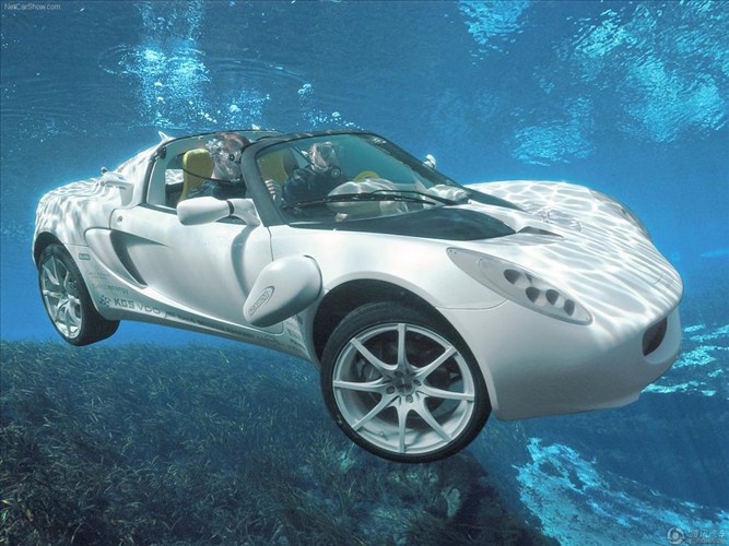 sQuba là mẫu xe đầu tiên có khả năng đi trong nước.