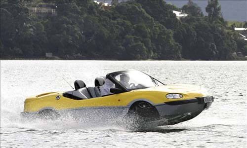 Mẫu xe Gibbs Aquada đạt vận tốc tối đa trên bộ hơn 200 km/h và trên đường thủy là 72 km/h.