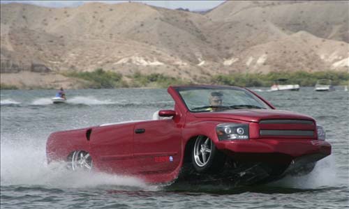Chiếc xe Watercar Python được nâng cấp từ chiếc Chevrolet Camaro, có thể chạy trên mọi cung đường và lội xuống nước.