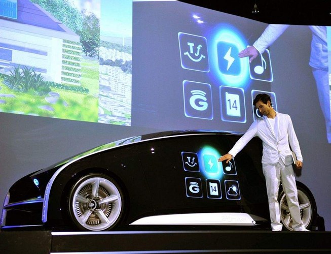 Chỉ cần một thao tác chạm tay đơn giản, chiếc xe sẽ lột xác thành màn hình hiển thị hiện đại.
