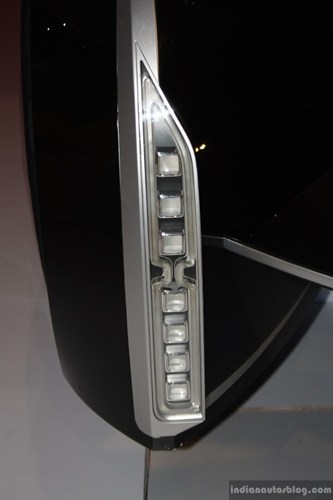 Chuỗi đèn pha phía trước xe thiết kế kiểu xếp dọc, bên trong tập hợp đèn công nghệ LED.