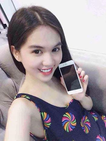 Ngọc Trinh khoe chiếc điện thoại mới mặc những phản ứng của dư luận về bộ ảnh phản cảm, mặc bikini quảng cáo cho một hãng máy bay tư nhân trong nước.