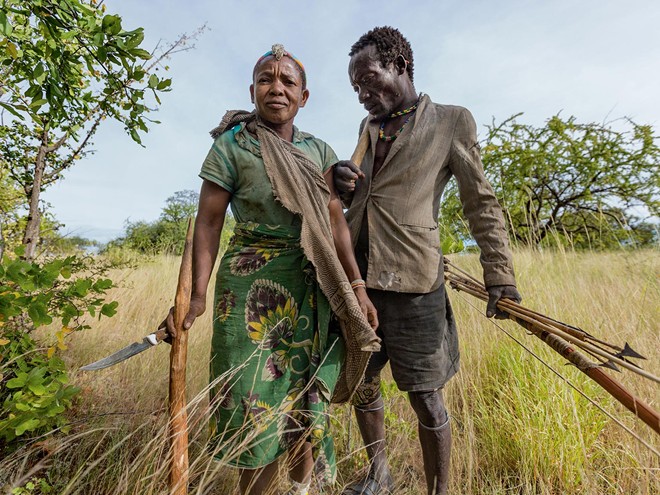 Hai vợ chồng người Hadza, Tanzania, đang chuẩn bị đi săn. Bộ tộc Hadza là những người cuối cùng trên thế giới chỉ săn bắt hái lượm.