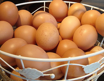 Trứng. Hàm lượng protein trong trứng giúp kiểm soát nồng độ đường huyết trong máu và tạo năng lượng cho cơ thể để vận hành các hoạt động suốt cả ngày mà không đau đầu.