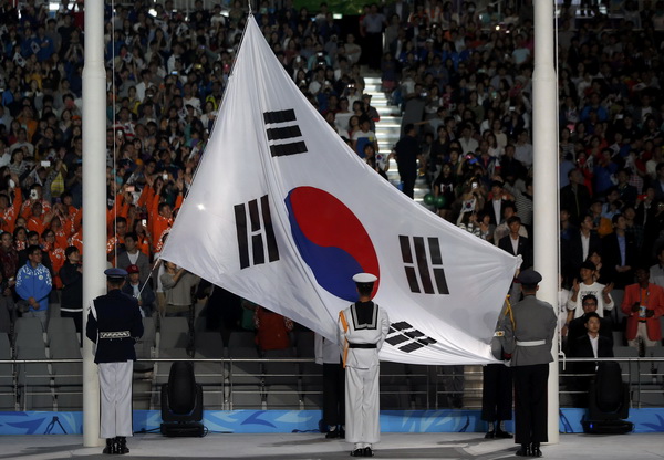 Quốc kỳ Hàn Quốc được kéo lên.