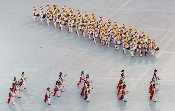 Các nghệ sĩ biểu diễn điệu múa truyền thống của Hàn Quốc.