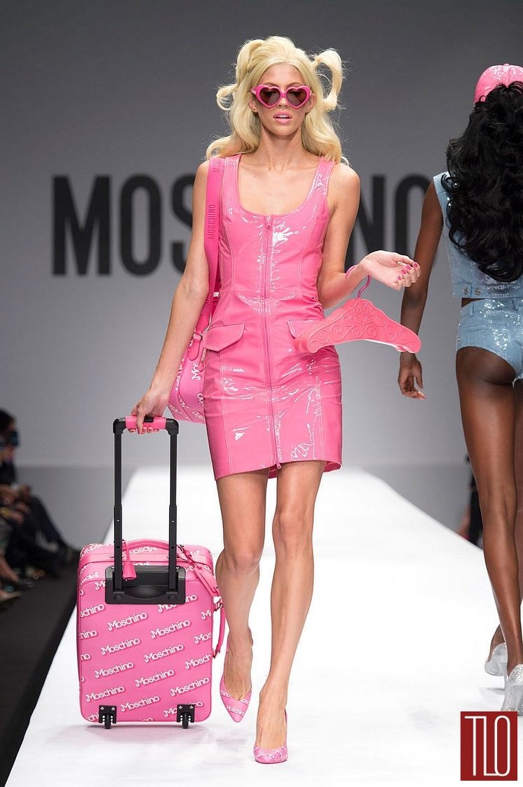 Lấy cảm hứng từ nữ tỷ phú kiêm ngôi sao truyền hình thực tế Paris Hilton, các nhà thiết kế của Moschino lăng xê gu thời trang nổi bật kết hợp các phụ kiện sành điệu. Vạt áo Peplum dược biến tấu như một cánh sen độc đáo khiến quý cô thu hút mọi ánh nhìn.