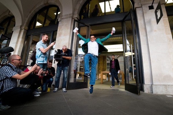 Đây là cảm xúc của người đầu tiên mua được iPhone 6 tại Apple Covent Gardens, London, Anh.