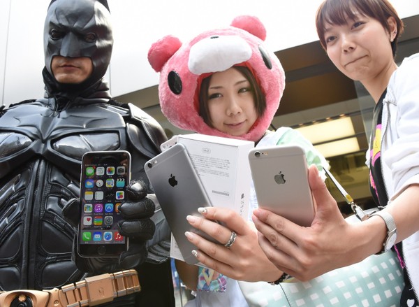 'Batman' cũng không thể cưỡng lại sự cuốn hút cả iPhone mới.