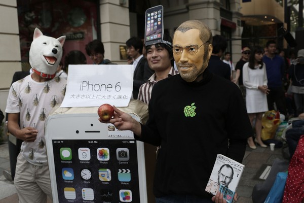 Chàng trai với chiếc mặt nạ vị cố CEO Apple Steve Jobs.