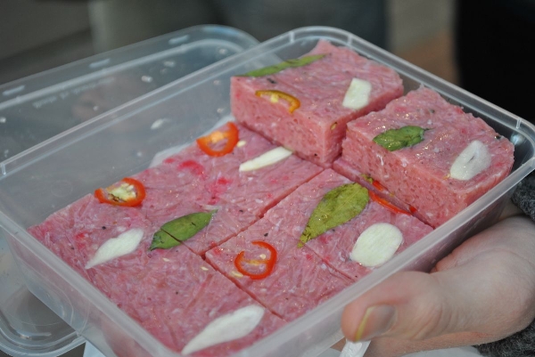 Nem chua: là món ăn làm từ thịt lợn, lại không qua chế biến chín nên nem chua có thể bị lây nhiễm liên cầu lợn.
