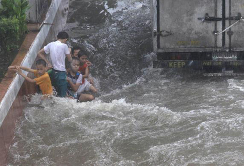 Cơn bão nhiệt đới Fung-Wong đã gây mưa to và ngập lụt ở thủ đô Manila và các thành phố lân cận của Philippines khiến sinh hoạt của người dân bị đảo lộn.
