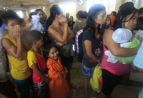 Những người dân xếp hàng đăng ký đến tránh lũ tại Trung tâm sơ tán Manila.