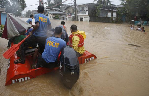 Lực lượng cứu hộ đến sơ cứu các nạn nhân sau cơn bão.
