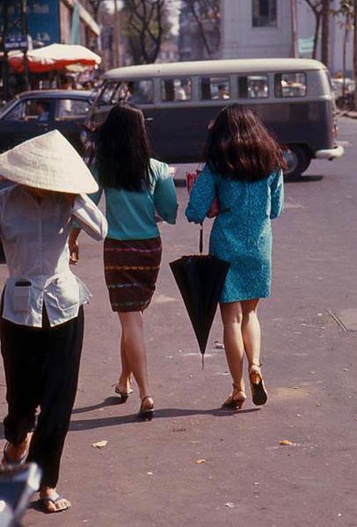 Thời trang của thiếu nữ Sài Gòn xưa cũng sành điệu không kém thời hiện đại.