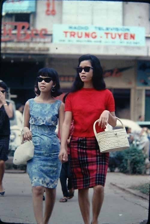 Từ những bộ đồ theo phong cách retro, vintage, những chiếc váy hoa nhiều sắc màu  đang thịnh hành trở lại hiện nay, các thiếu nữ Sài Gòn năm xưa đã chứng minh gu thời trang sành điệu, cao cấp của mình không thua kém gì giới trẻ bây giờ.