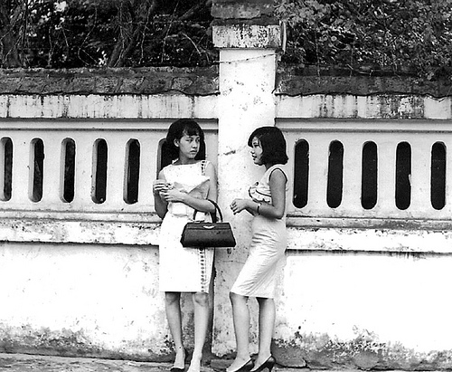 Phụ nữ Sài Gòn ưa chuộng cơ thể Barbie với ngực nhọn, eo nhỏ, mặc áo sát thân (màu sáng như hoàng yến, xanh da trời). Mặt khác, họ rất thích thú với những mẫu váy mini thời thượng.
