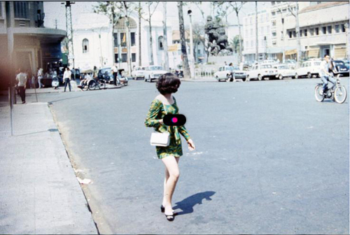 Một cô gái đang dạo bước trên đường phố, kiểu tóc, túi xách đến chiếc váy cô đang mặc quả khiến người thời nay phải trầm trồ vì sự hợp mốt.