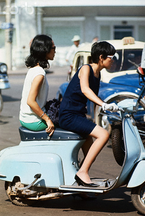 Các cô gái Sài Gòn xưa rất quyến rũ nhưng cũng cực kỳ cá tính. Chính thế nên trong tâm trí nhiều người, nét đẹp của thiếu nữ Sài Gòn còn gắn liền với hình ảnh những chiếc xe.