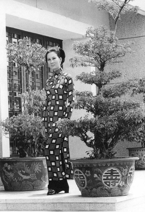 Bà Tuyết Mai trong mẫu áo dài rất nền nã mà không kém phần phá cách