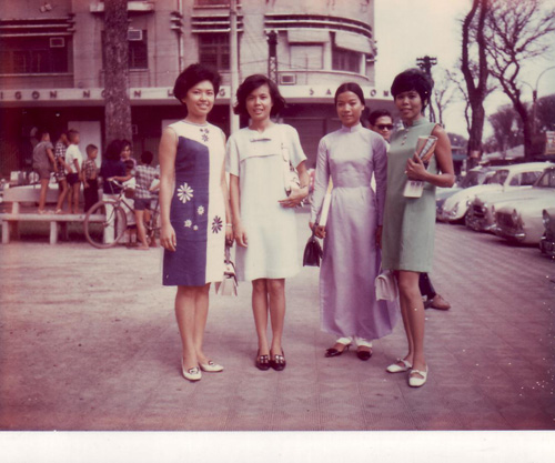 Không chỉ các minh tinh, người nổi tiếng mà những cô gái bình dân của Sài Gòn cũng luôn nổi bật trên đường phố với gu thời trang thời thượng.