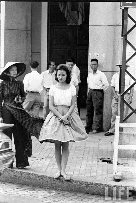 Thiếu nữ Sài Gòn xưa đã thể hiện sự sành điệu với đủ các loại kiểu dáng thời trang từ chân váy bồng, xòe nữ tính, đến chiếc váy ngắn, váy hoa rực rỡ... thậm chí là váy suông.