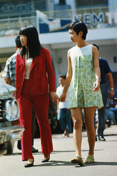Đặc biệt, dù đi theo xu hướng thời trang nào, thì các thiếu nữ Sài Gòn xưa đều biết tự tạo cho mình phong cách riêng, không trộn lẫn bằng các phụ kiện đặc biệt đi kèm như kính, găng tay, kiểu tóc…