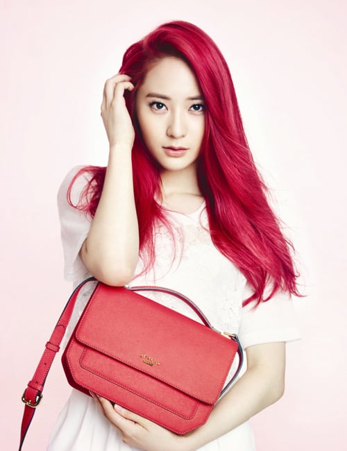 Krystal, cô em út nhóm F(x) được vinh danh đẹp nhất KPop năm 2014 cũng không cưỡng lại được trào lưu tóc đỏ ấn tượng. Krystal trở nên bí ẩn, sành điệu và đầy kiêu kỳ với màu tóc mới.