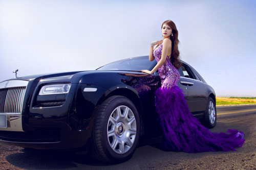 Sắc tím nhẹ nhàng và lãng mạn, nhưng đường cong của người đẹp thì vô cùng gợi cảm sánh bước bên chiếc Rolls Royce Ghost sang trọng và danh giá.