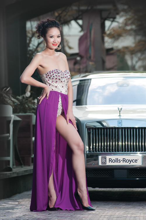 Diện trên mình bộ trang phục dạ hội mới sặc sỡ và lấp lánh, siêu mẫu Bích Ngọc như tỏa sáng bên chiếc Rolls-Royce Ghost tại Hà Nội.