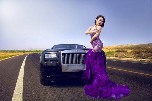 Vẻ đẹp đầy gợi cảm và quyến rũ của người đẹp khi tạp dáng cùng Rolls Royce.
