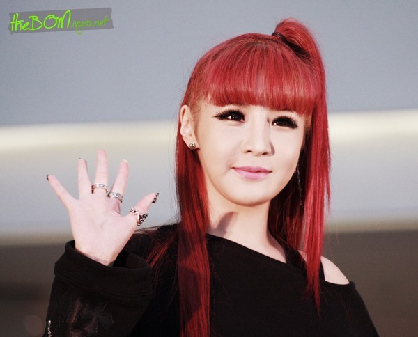 Park Bom là người đi đầu trong trào lưu tóc đỏ Ariel. Mái tóc đã trở thành thương hiệu của nữ ca sĩ gợi cảm nhóm 2NE1.