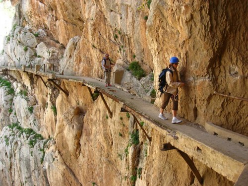 Con đường đi bộ El Caminito Del Rey, Tây Ban Nha được xem là danh thắng du lịch, là lối đi nguy hiểm và đáng sợ nhất thế giới. Nó chỉ dành cho những du khách yêu thích mạo hiểm.