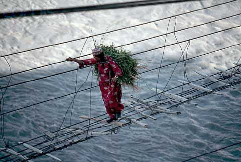 Phải là những người thực sự dũng cảm mới có thể bước qua cây cầu treo Hussaini, Pakistan