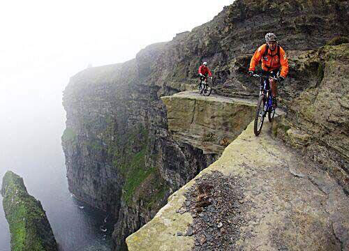 Con đường mòn sát vách đá Moher ở Ireland từ lâu là thách thức nổi tiếng với những tay đua xe đạp địa hình bản lĩnh nhất. Nó nằm cao chót vót trên 210m, ngay dưới chân là biển Đại Tây Dương.