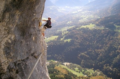 Chỉ có những tay leo núi chuyên nghiệp mới đủ bản lĩnh để đi trên con đường Roche Veyrand thuộc St Pierre d’Entremont, Pháp.