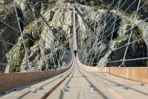 Cầu treo Trift dành cho người đi bộ dài nhất thế giới được lắp ghép từ 557 mảnh gỗ để có tổng chiều dài 170m, cao 100m trên con sông Triftsee gần Gadmen, Thụy Sĩ.