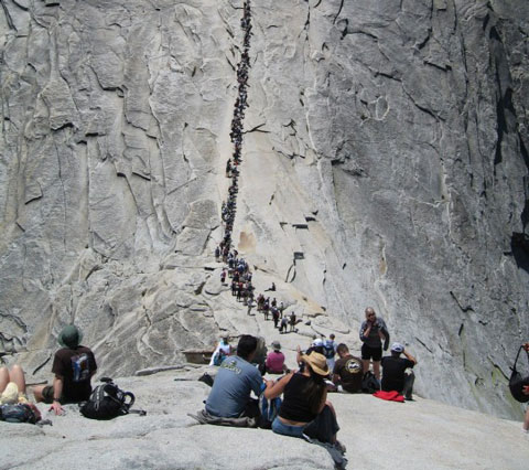 Đường Half Dome ở Yosemite, Mỹ thực chất là một mỏm đá granite hình mái vòm cao 1445m so với đáy thung lũng Yosemite và 2697m so với mực nước biển.