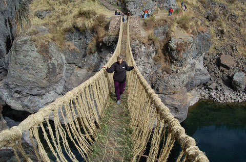 Keshwa Chaca (Peru) được cho là cây cầu treo cuối cùng sót lại của người Inca. Để xây dựng nó, người Inca sử dụng những sợi tự nhiên có sẵn trong rừng.